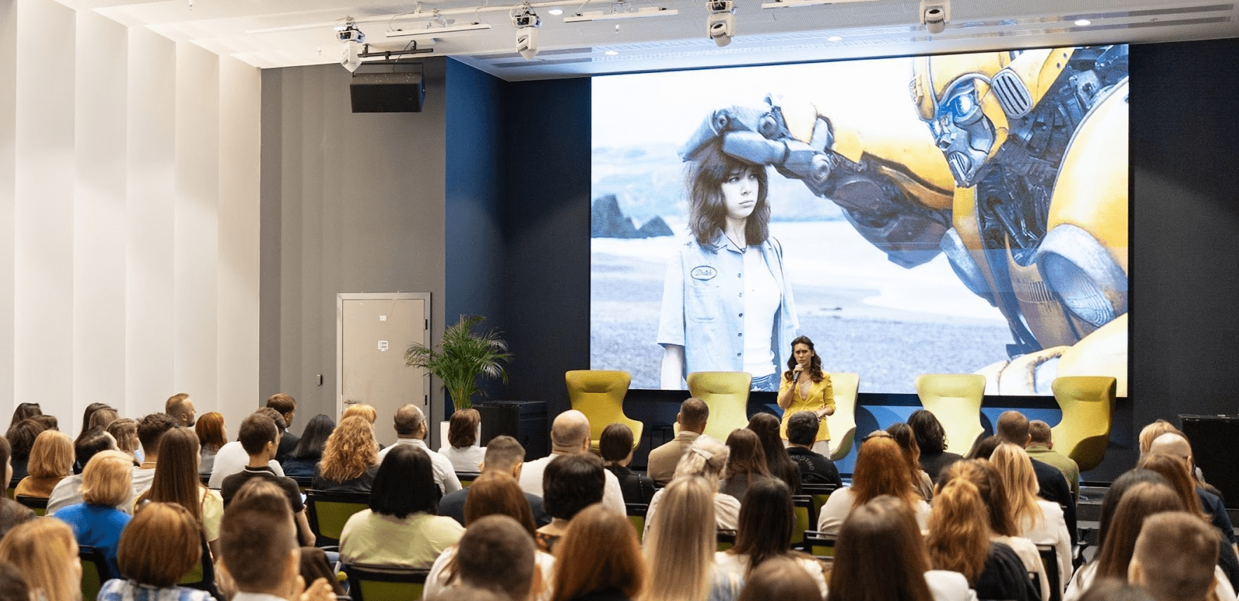 Работа для робота: как ИИ меняет подход к обслуживанию клиентов в России